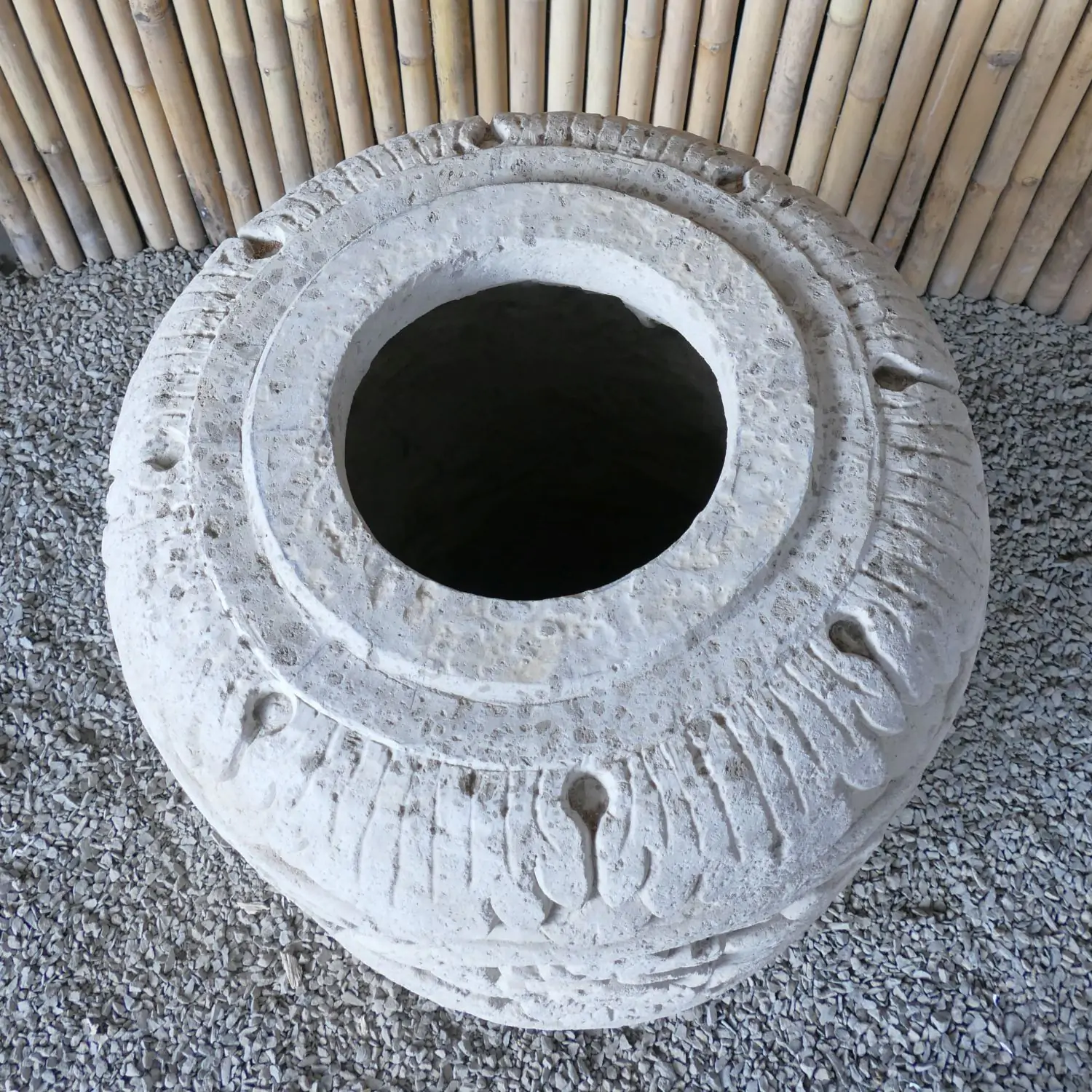  Product image 4 of the product “Balinese style high round pot, with carving - 70cm Dia., 90cm Height, Taro sand ”